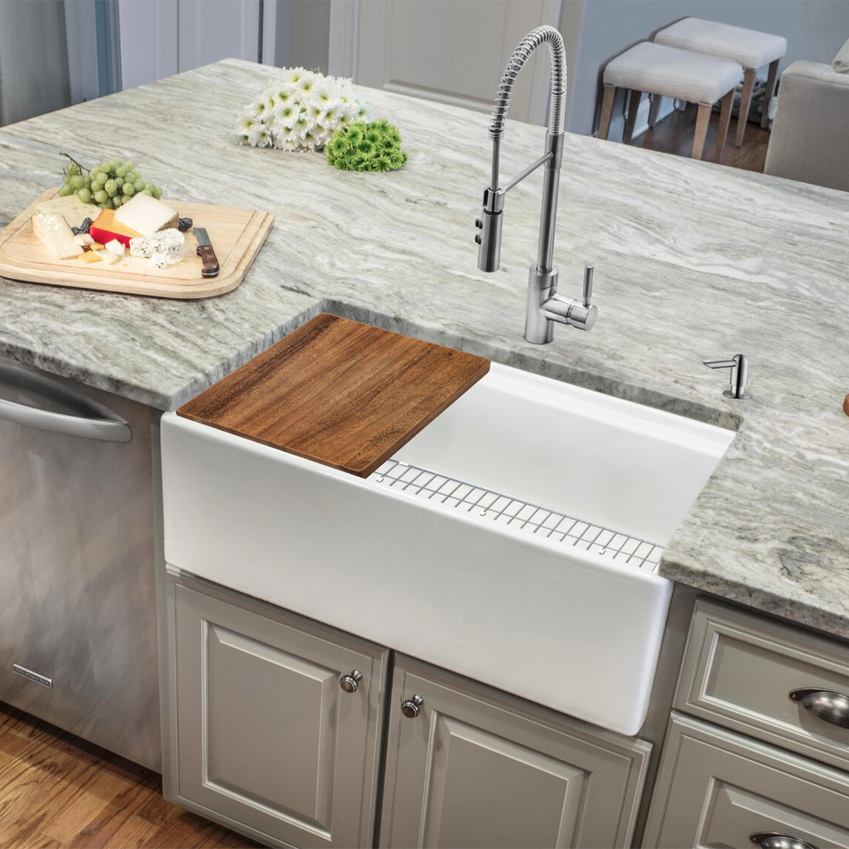 Lavello da cucina per postazione di lavoro per fattoria in superficie solida in ceramica bianca di grandi dimensioni da 33 pollici CUPC dal design popolare